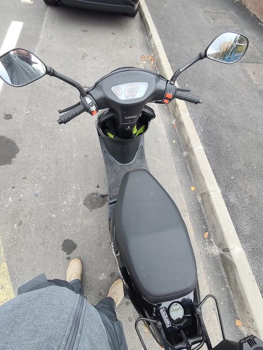 Vand scuter limitat 25 km, se conduce fără permis