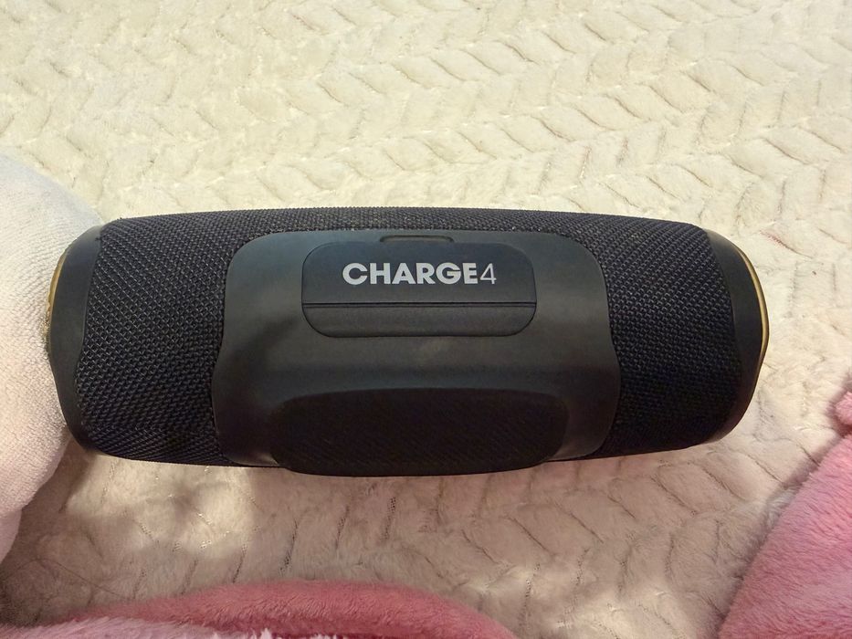 Vand boxa JBL charge 4 in stare buna functioneaza bine