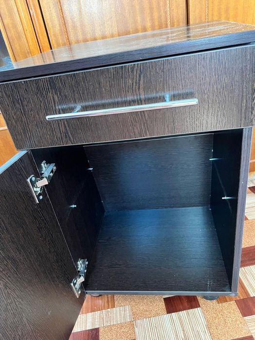 Тумбочка на колёсиках.