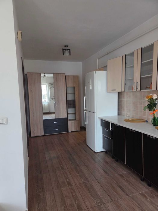 Inchiriez apartament