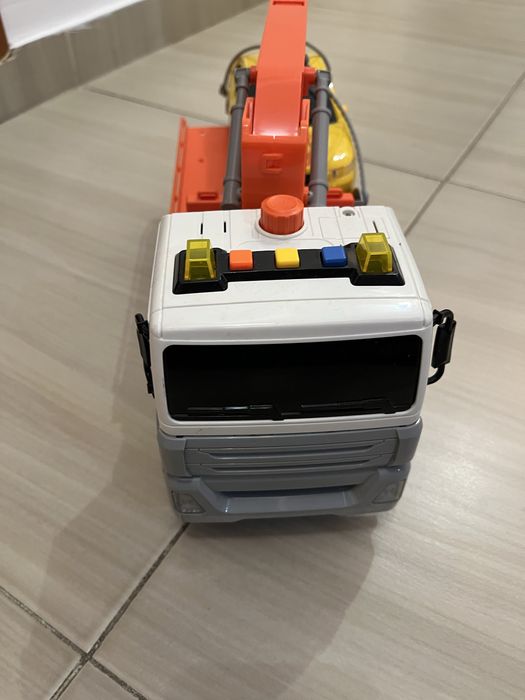 Камион пътна помощ, линейка, военнен камион, багер CAT