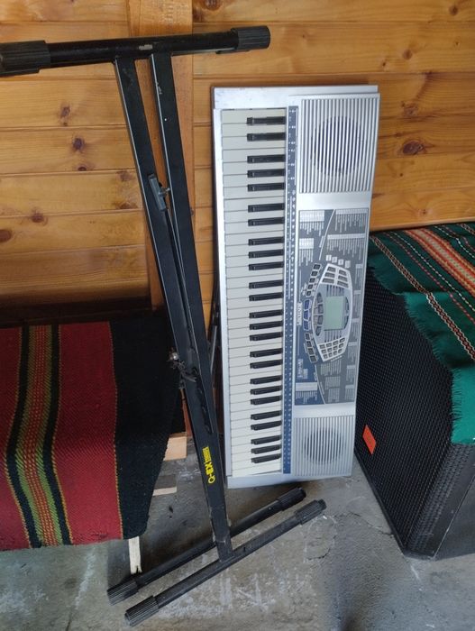 Синтезатор + стойка бартер за аудио дек