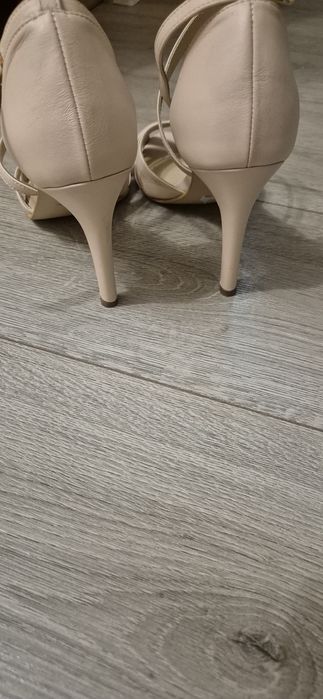 Sandale Guban marimea 37,culoare bej, toc de 10 cm, integral din piele.