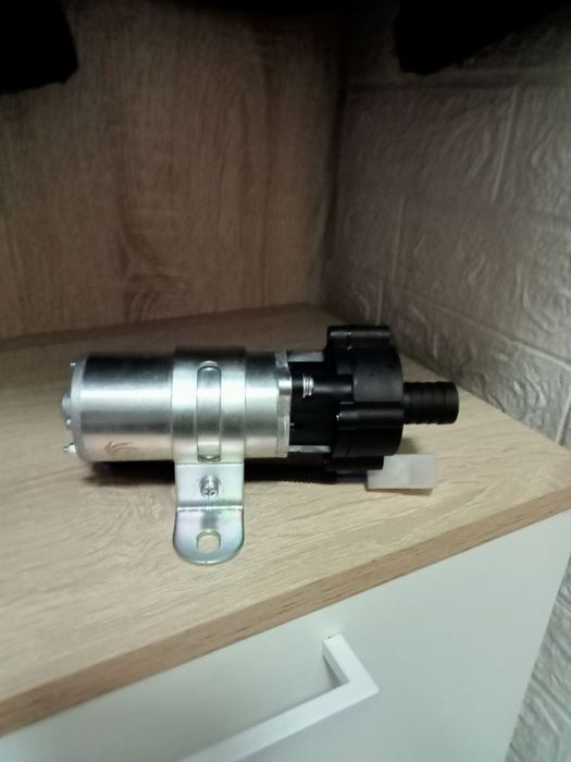 Продам автомобильную дополнительную помпу 24 вольта