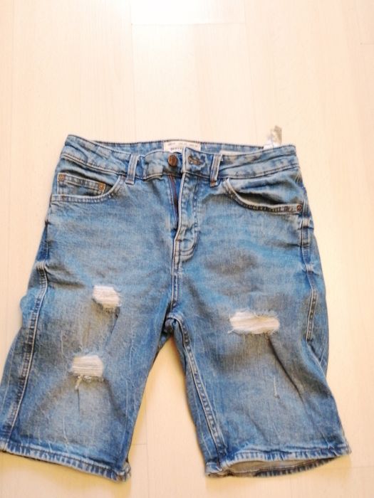 Blugi scurti rupti marimea 38Eur de la pull&bear