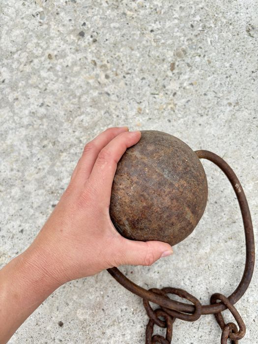 Bila prizonier din fier cu lant - obiect vechi