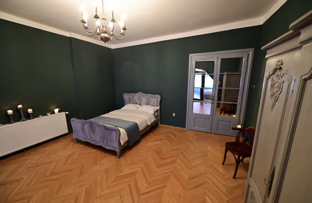 Vand  / Inchiriez Apartament Ultracentral Sibiu + spatiu comercial 50 m la subsol + pod