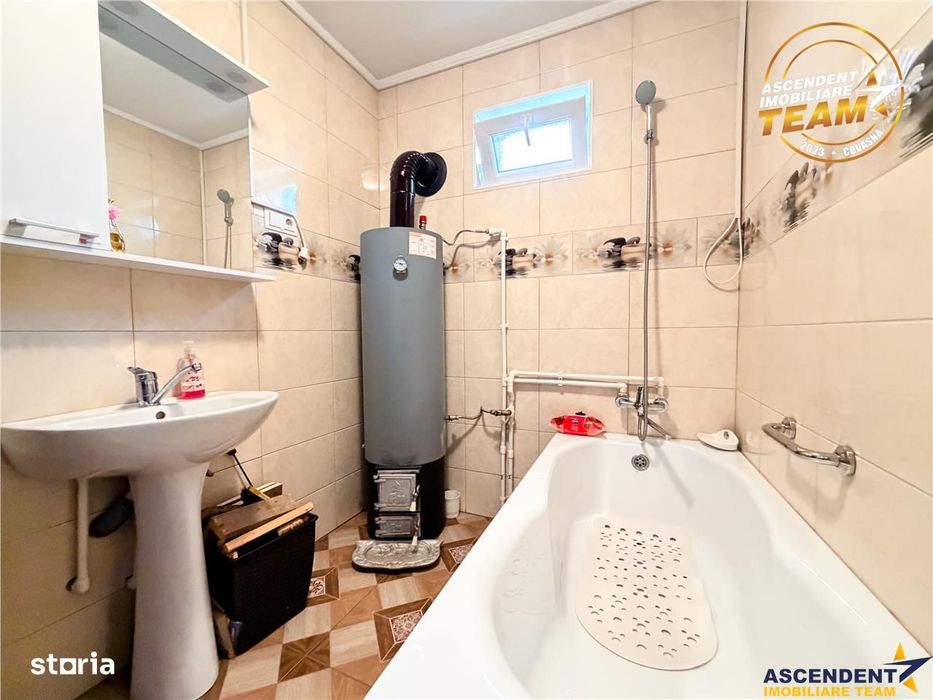 Casa cu teren generos de 1.315 mp, bucatarie de vara complet renovata
