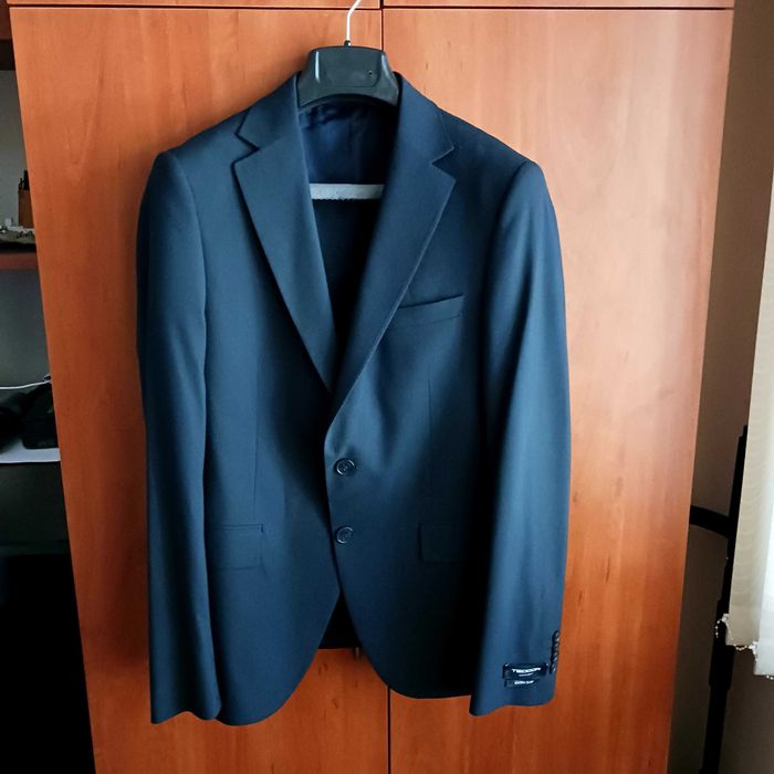 Мъжки костюм Теодор в комплект с черни обувки и колан