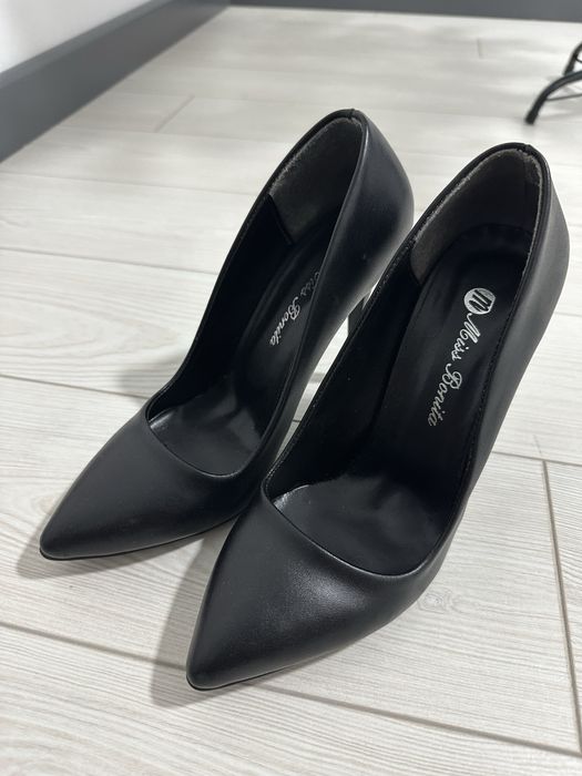 Чисто нови Ugg 38номер и токчета 37номер