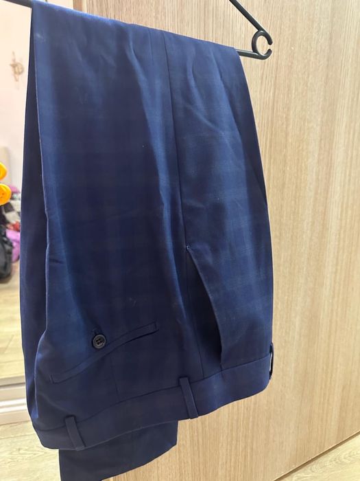 Costum albastru cu model patratele