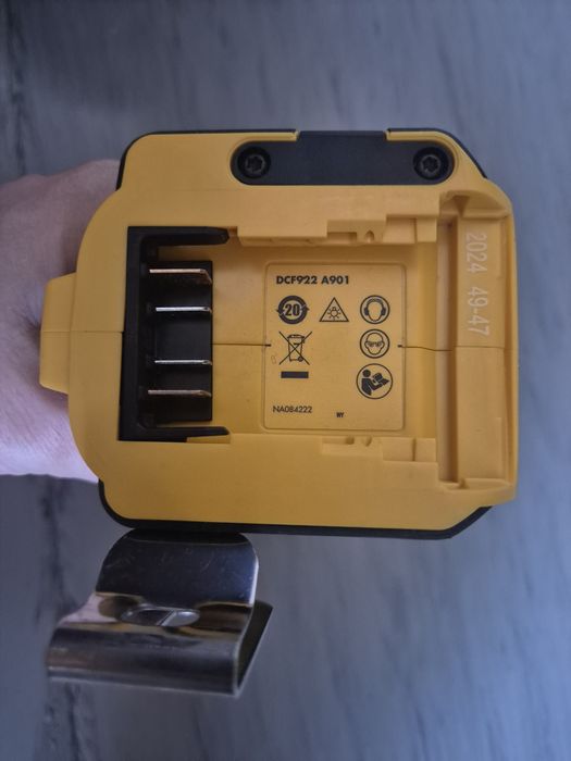 Ударный гайковерт DeWALT DCF922N-XJ