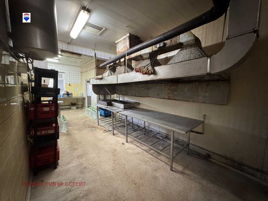 Дава се под наем Промишлена сграда в Русе, Промишлена зона - Запад - 970 кв.м за 1400 € - Снимка #9