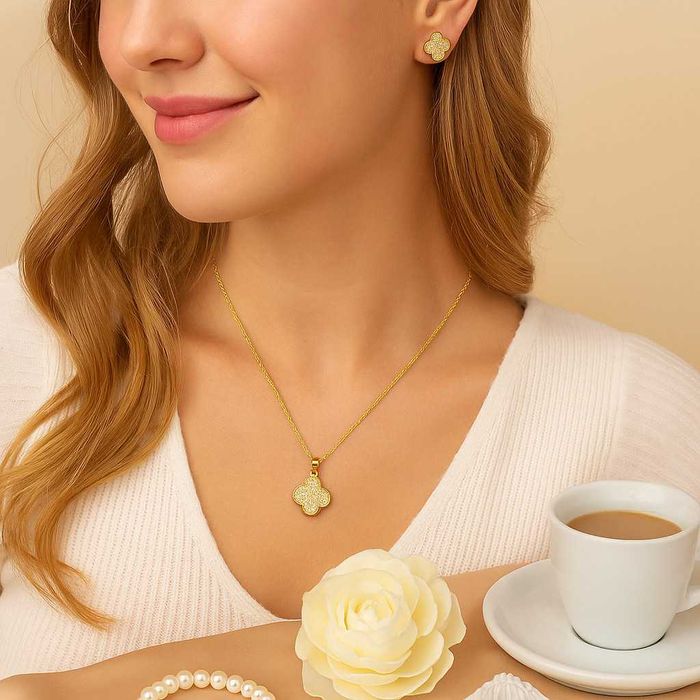 Нежен и стилен комплект колие с обеци.