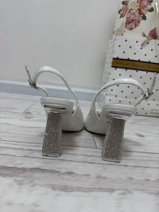 Продам белые туфли