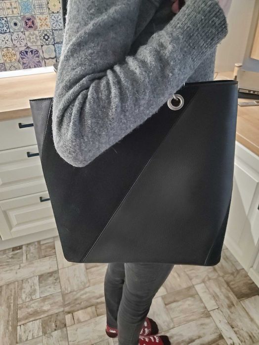 Стилна черна кожена чанта- удобна и подходяща за всеки повод