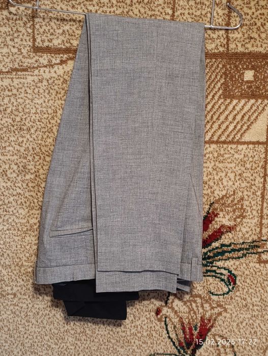 Серый костюм, размер 46.