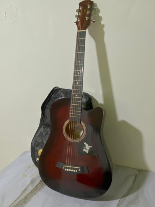 Акустическая гитара