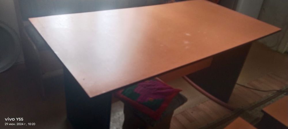 Кухонный гарнитур и стулья