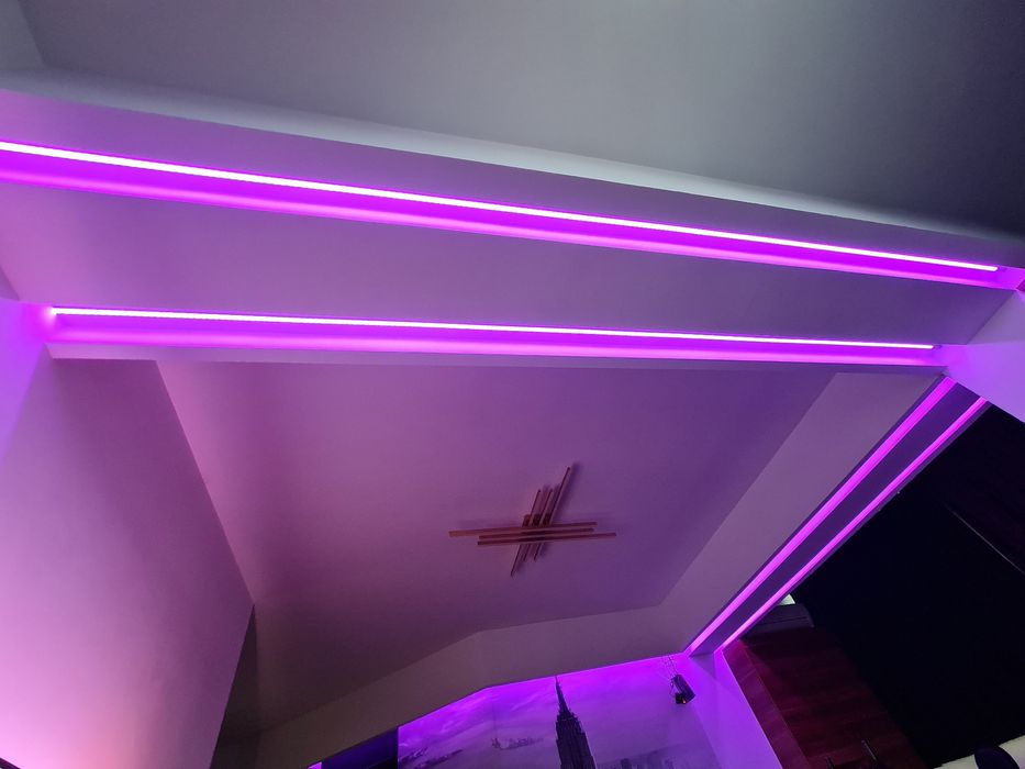 Electrician, montaj bandă LED profesional, iluminat modern și estetic