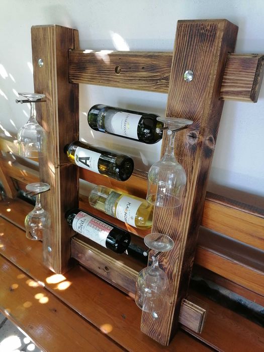 Продавам дървена етажерка за вино