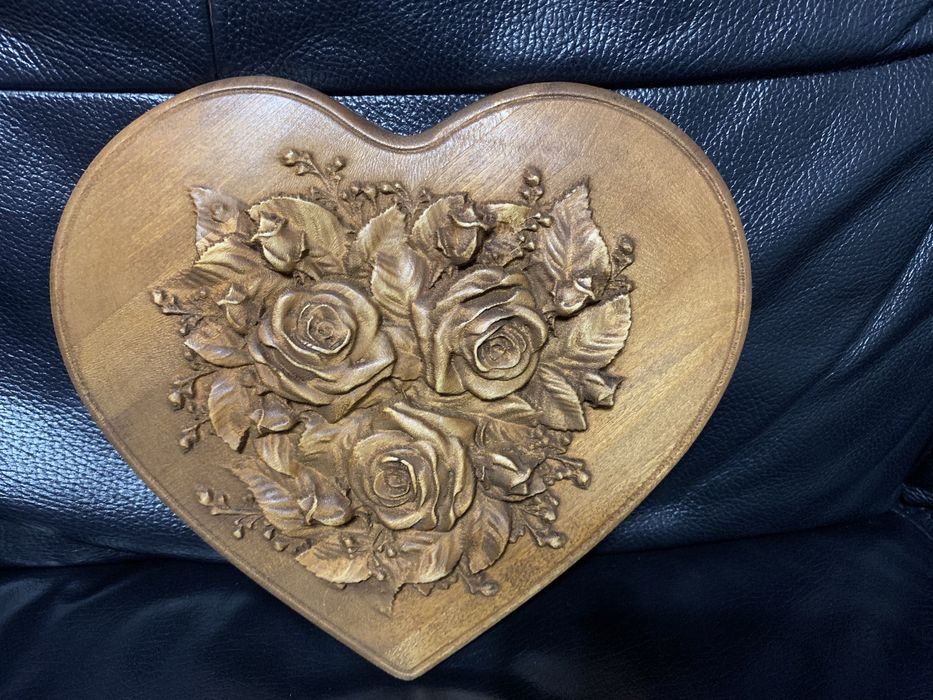 Дърворезба “Сърце и рози”