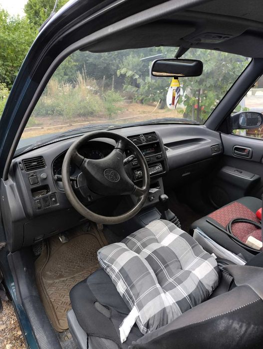 Продавам Toyota RAV4