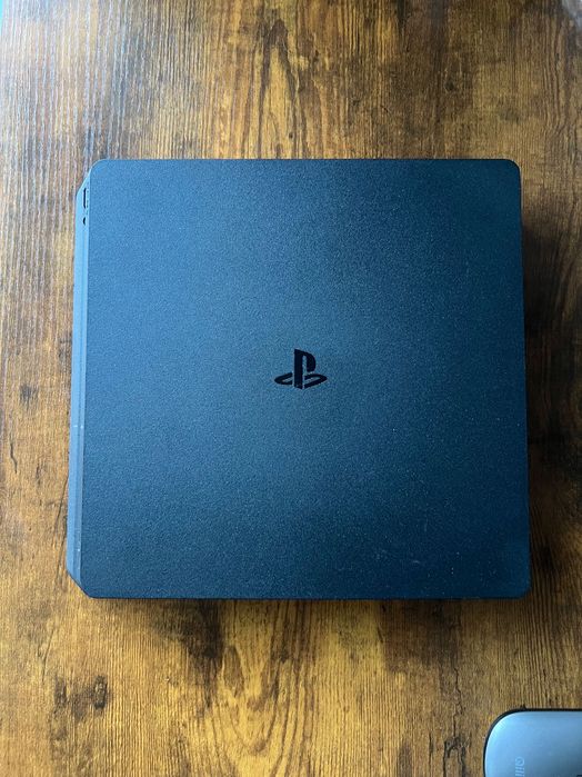 Vând PlayStation 4 Slim de 1TB + 2 controllere