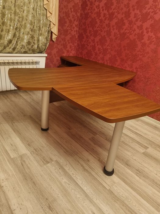 Офисный стол руководителя