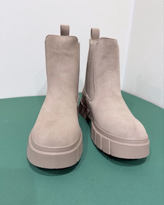 Велурени боти с ниска подметка