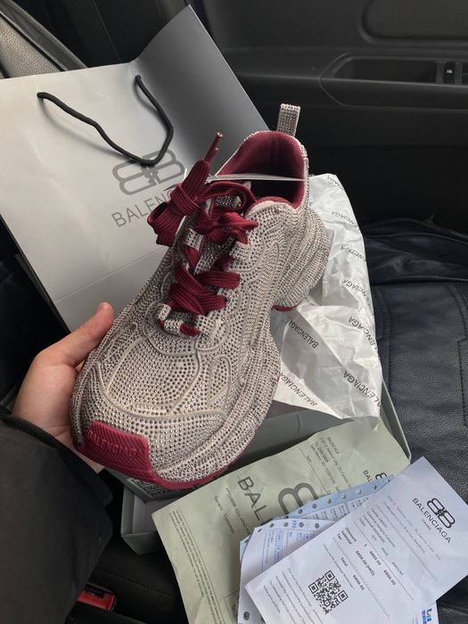 Balenciaga karobka dokument