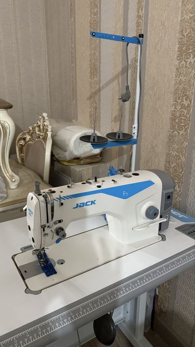 Продам швейную машинку