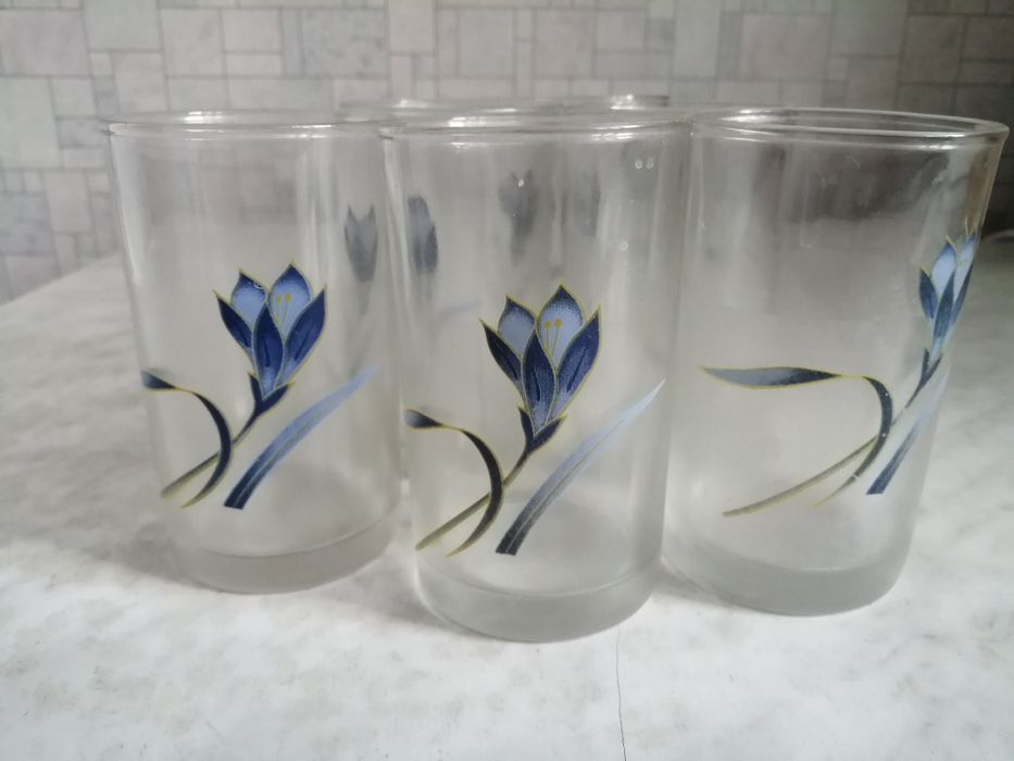 Посуда, стаканы, салатики, вилки