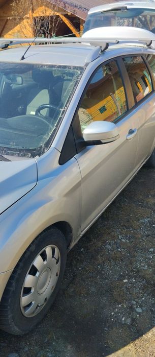 Vând Ford focus ..
