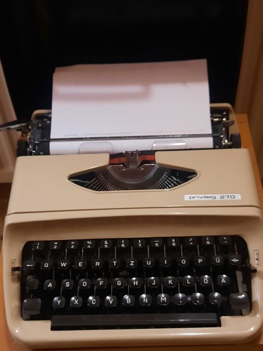 Mașină de scris Privileg 270 impecabilă