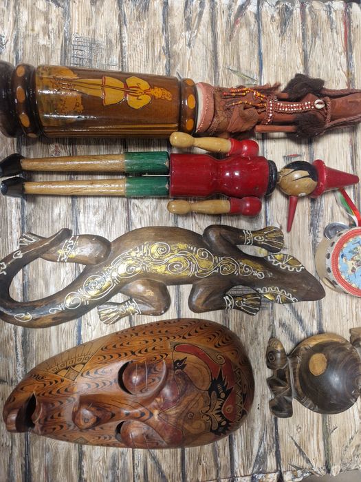 Разпродажба сувенири от дърво и порцелан