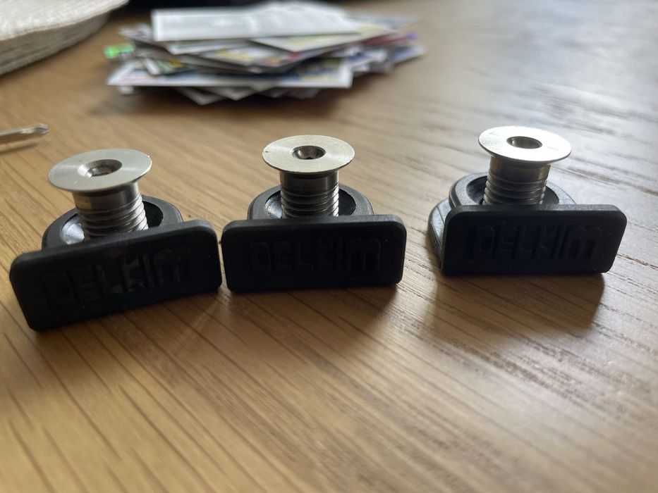 Set 3x Hangere Delkim Slimlite + set 3x Delkim quick release