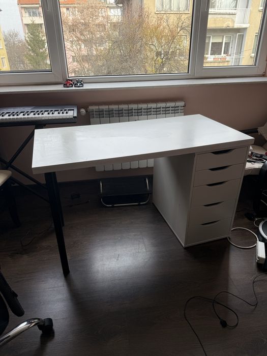 Бяло работно бюро от Икеа