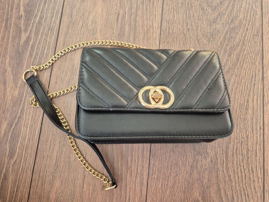 Малка черна чанта