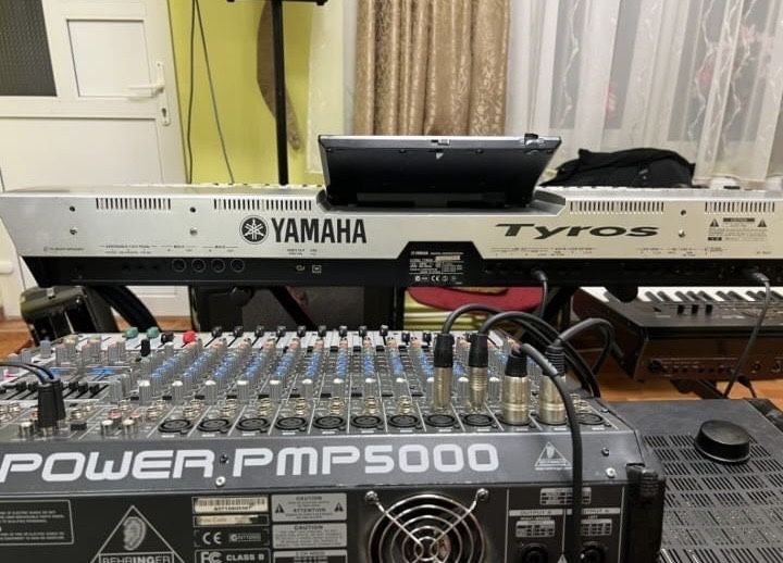 Vând orga Yamaha Tyros 1