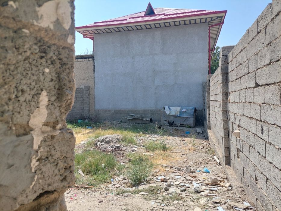 Самарканд вилояти Жомбой центрда 4 сотхли коттедж сотилади.