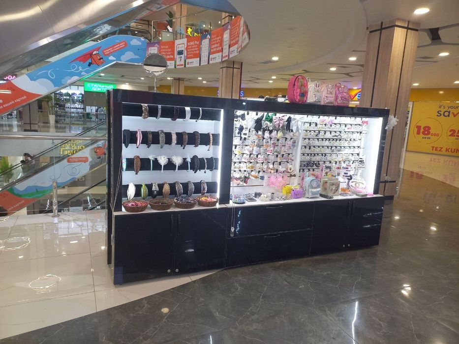 Двухсторонний шкаф витрина