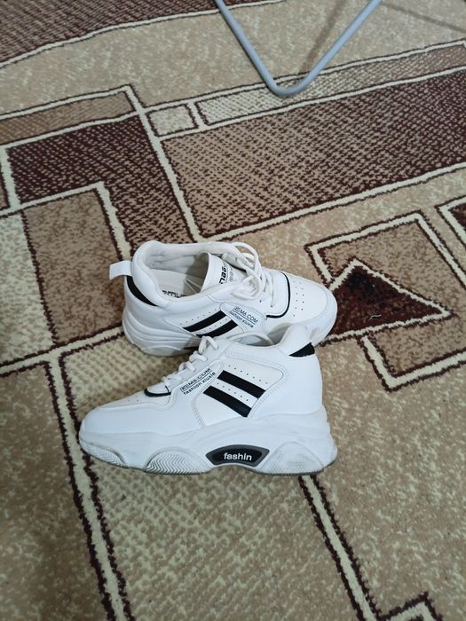 Продам красовки белые