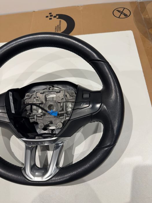 Peugeot 208 /2008 кожен волан Пежо 208