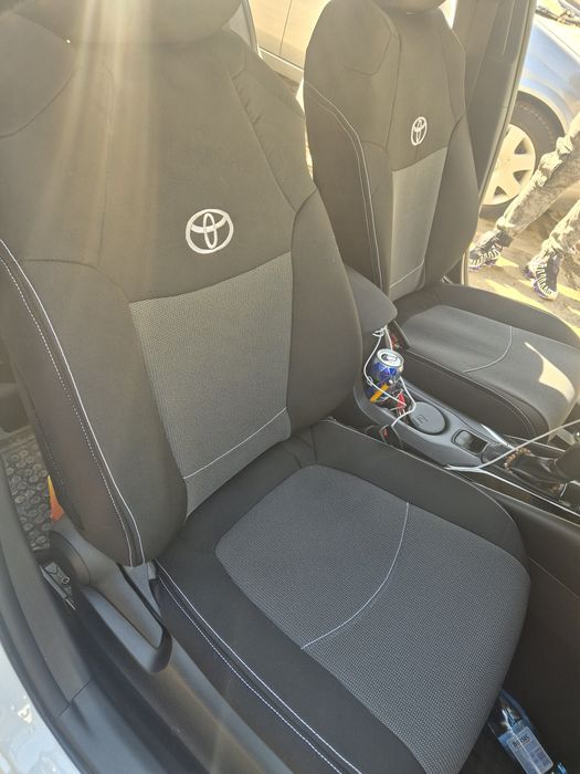 Huse auto Toyota Corolla sedan si Cross, Yaris Cross