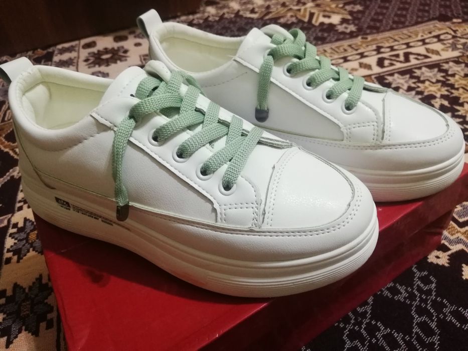 Женский кроссовки