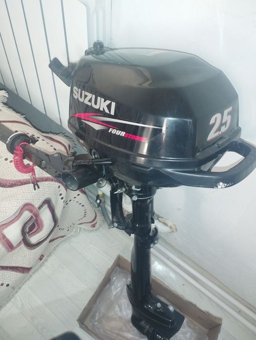 Лодка с мотором в идеальном состоянии