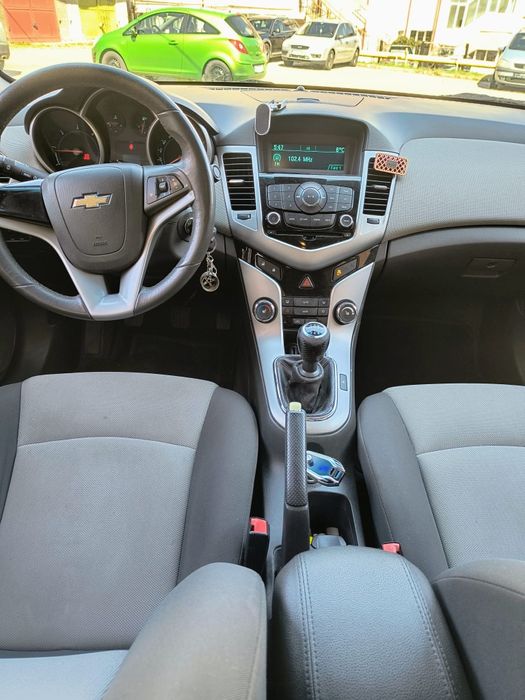 Vând Chevrolet Cruze LS 2010
