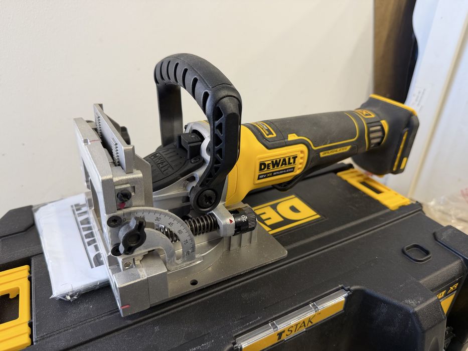 DEWALT DCW682NT Акумулаторна фреза за нутове