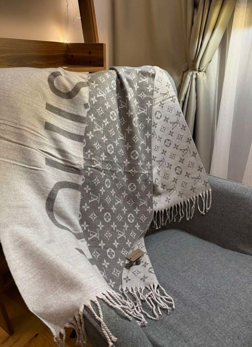 Луксозен кашмирен дамски шал Louis Vuitton